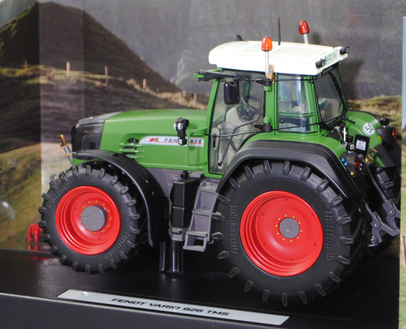 Fendt Vario 926 TMS (2. Generation, Ausführung 2002-2006), reinweiß/hell-grasgrün/schwarz/hell-basaltgrau, Nummernschild WAF D 926, weise-toys by HOLLAND OTO, 1:32, mb