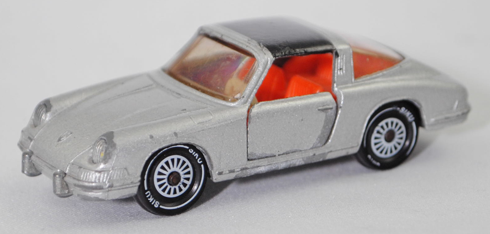 00009 Porsche 911 E Targa (Modell 1968-1969), silbergraumetallic, innen rotorange, Lenkrad cremeweiß, W-Germ, Verglasung rauch, R11 glatt, SIKU SUPER, 1:60, vsc