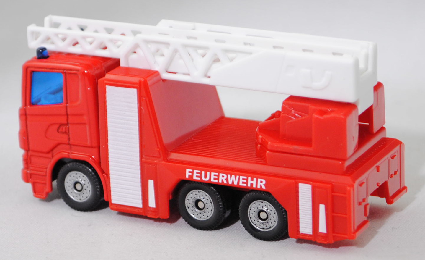 00011 Metz Hubrettungsfahrzeug DL 23-12 S auf Fahrgestell Scania R380 (Typ CR16, Day cab, Modell 2007-2009) (Drehleiter), rot, Stoßfänger vorne durchgehend, SIKU SUPER, 1:89, P29f