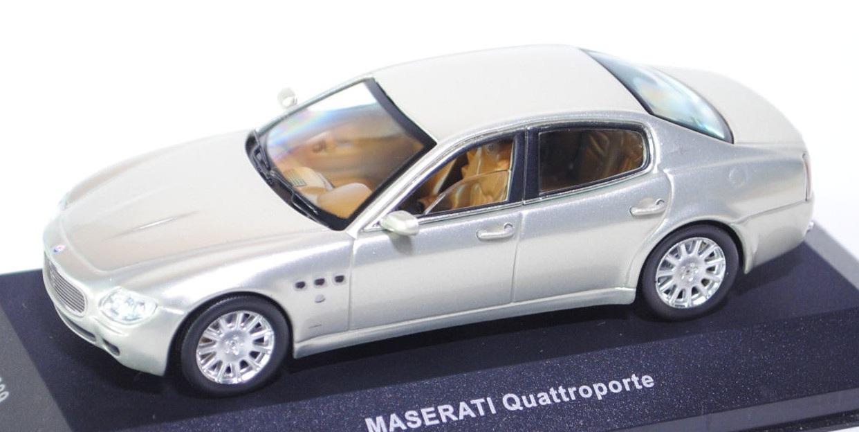 Maserati Quattroporte V, Modell 2003-2008, silbergold, IXO MODELS®, 1:43, PC-Box