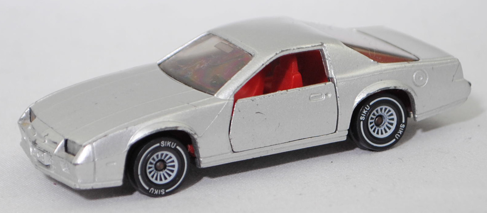 00000 Chevrolet Camaro Berlinetta 5.0L V8 (3. Generation, Vorfacelift, Modell 1982-1984), silber, Bpr. CAMARO Z 28, W-Germ, Chassis chrom, ohne CE-Zeichen, B4, SIKU SUPER, 1:59, m-