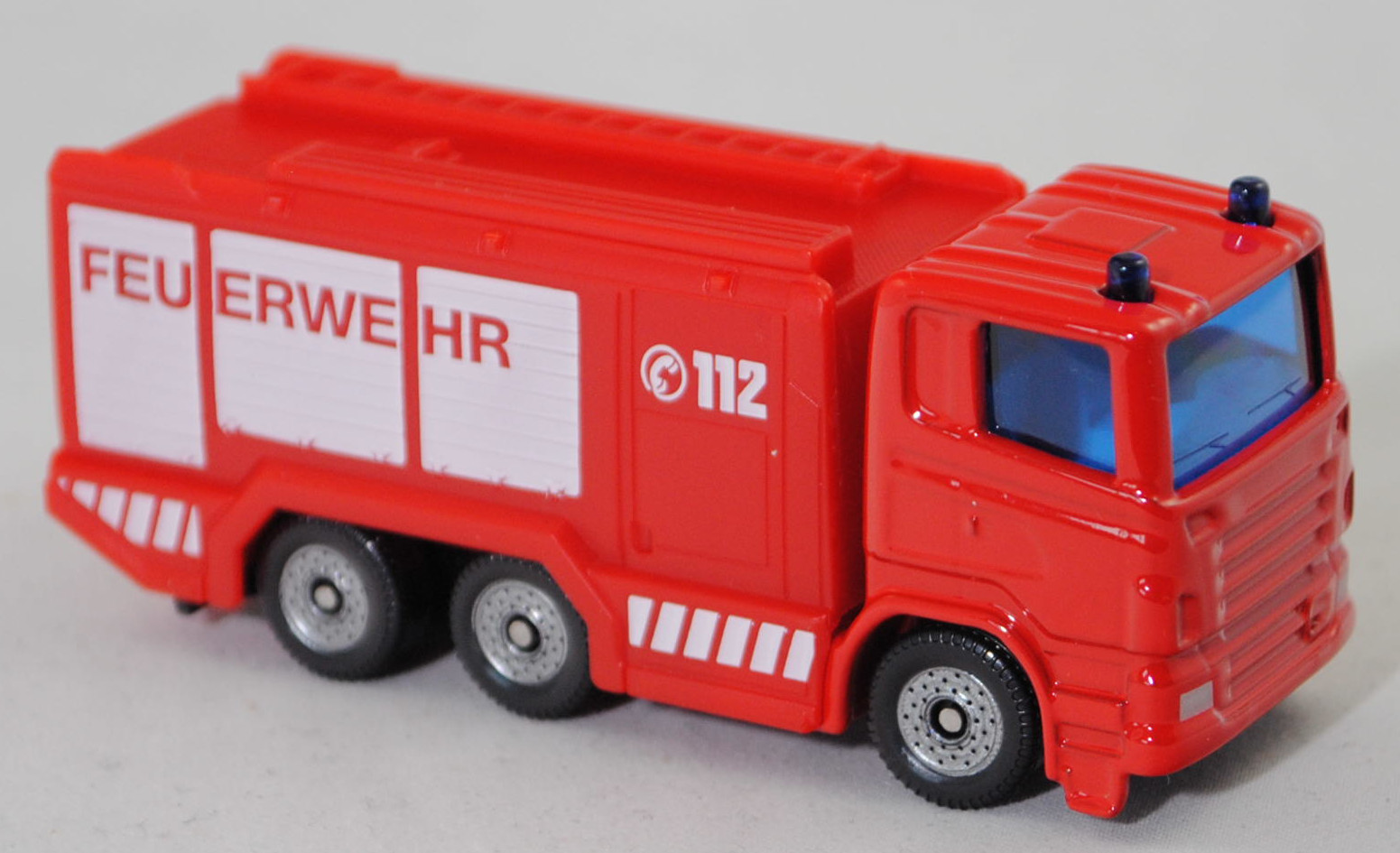 00011 Scania R380 (Typ CR16, Day cab, Modell 2007-2009) Tanklöschfahrzeug, rot, C 112 / FEUERWEHR, Kühlergrill mit U-Bügel links, Stoßfänger durchgehend, SIKU SUPER, 1:89, P29f