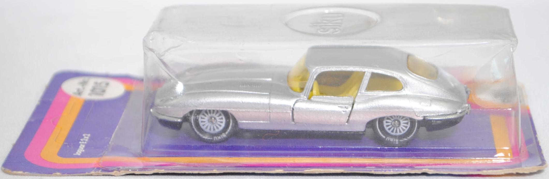 00006 Jaguar E-Type 2+2 SI Coupé 4.2 Liter (Serie 1, Typ 2+2-Sitzer Coupé, Modell 1966-1967), silber, innen gelb, W-Germ, Verglasung gelb, R11 gerillt, SIKU SUPER, 1:61, P17 (Farbe)
