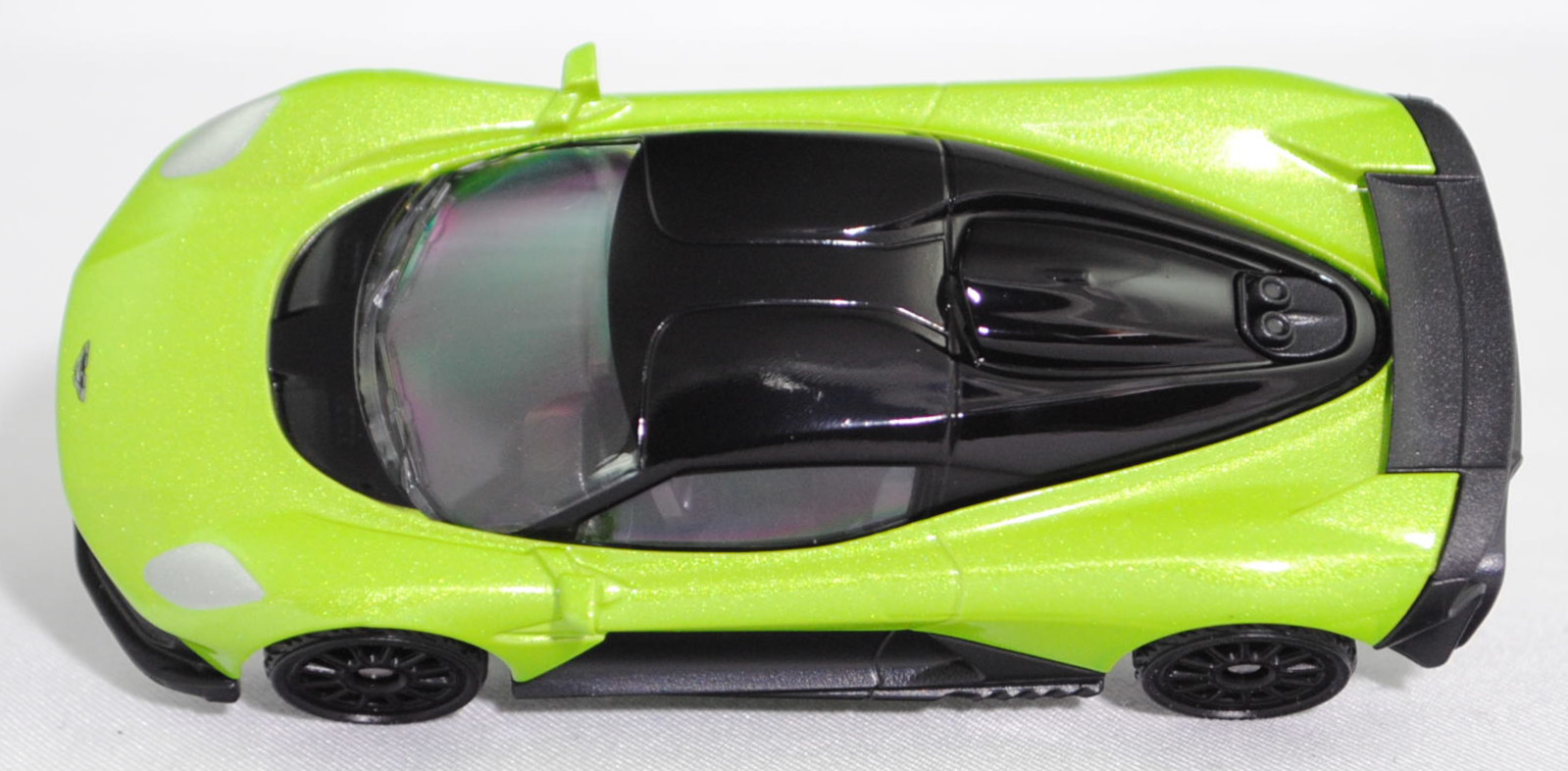 00000 Aston Martin Valhalla (1. Generation, TM01, Modell 2025-), Karosserie hell-gelbgrünmetallic, innen schwarz, Dach schwarz, B54 schwarz, SIKU SUPER, 1:59, P29f