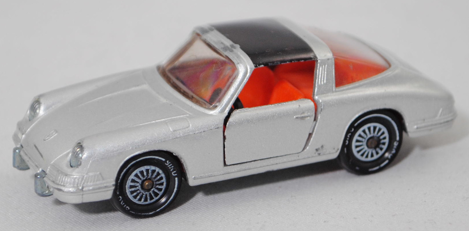 00007 Porsche 911 E Targa (Mod. 1968-1969), silbergraumetallic, Lenkrad schwarz, W-Germ, SIKU, 1:60