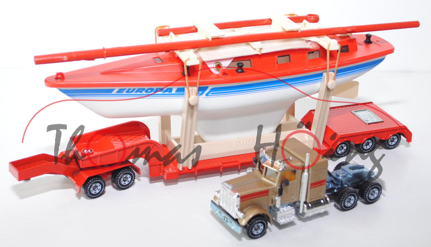 Peterbilt 359 Schwertransporter mit Segelboot, braunmetallic, innen gelb, Segelboot verkehrsrot/rein