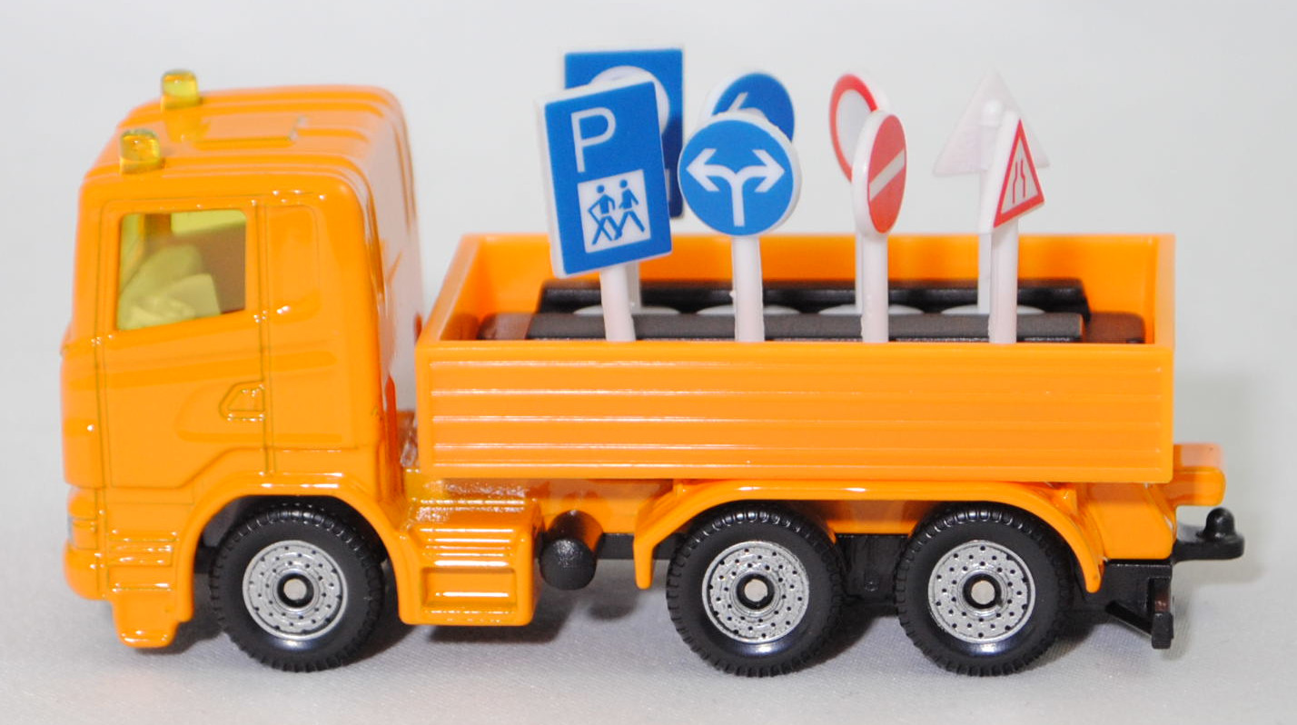 00008 Scania R380 (Typ CR16, Day cab, Modell 2007-2009) LKW mit Verkehrszeichen, melonengelb, Kühlergrills mit Prägung U-Bügels links, SIKU SUPER, 1:89, P29f