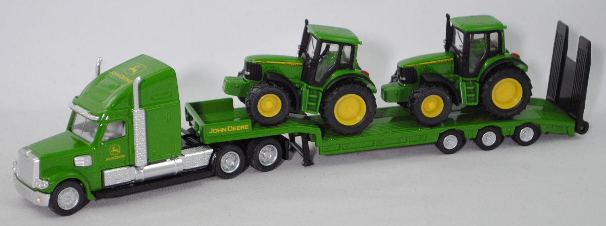 00000 FREIGHTLINER CORONADO mit Tieflader und John Deere Traktoren, grün/gelb, 1:87, L17mK