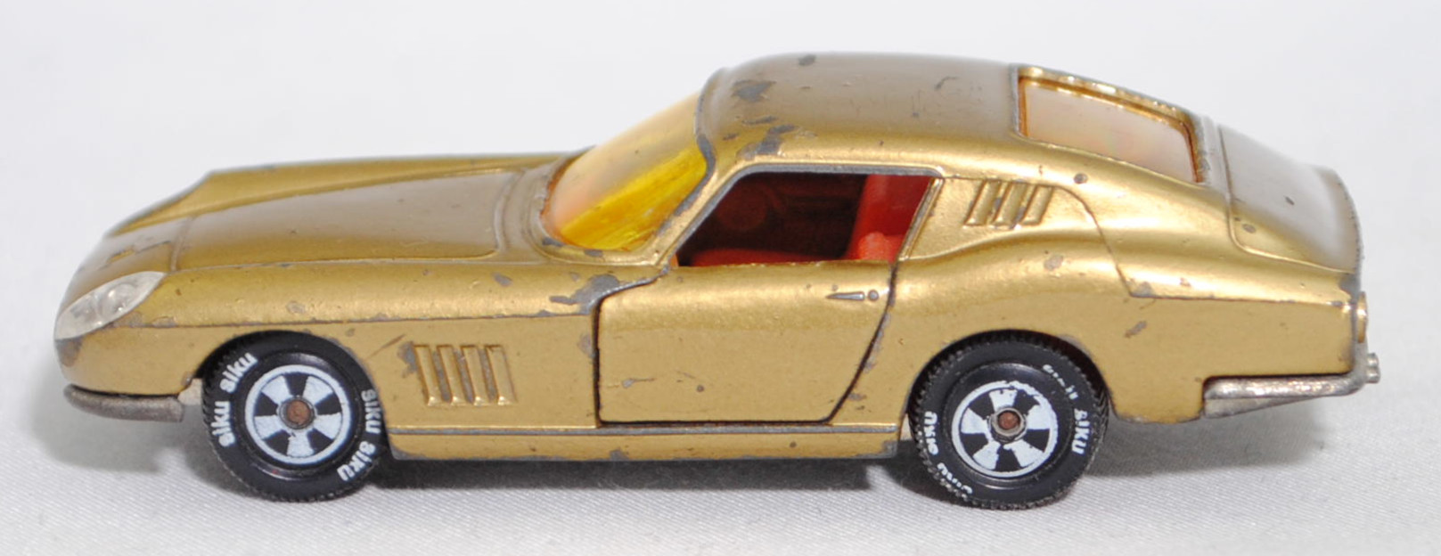 00002 Ferrari Berlinetta 275 GTB (Tipo 563, 2. Serie, Long Nose / Lange Nase, Modell 1965-1966), goldmetallic, transparente Frontscheinwerfer, Bpr. V 269, Germ, R10 reinweiß, SIKU SUPER, 1:56, vsc, Bpr. V 269, Germ, R10 reinwei