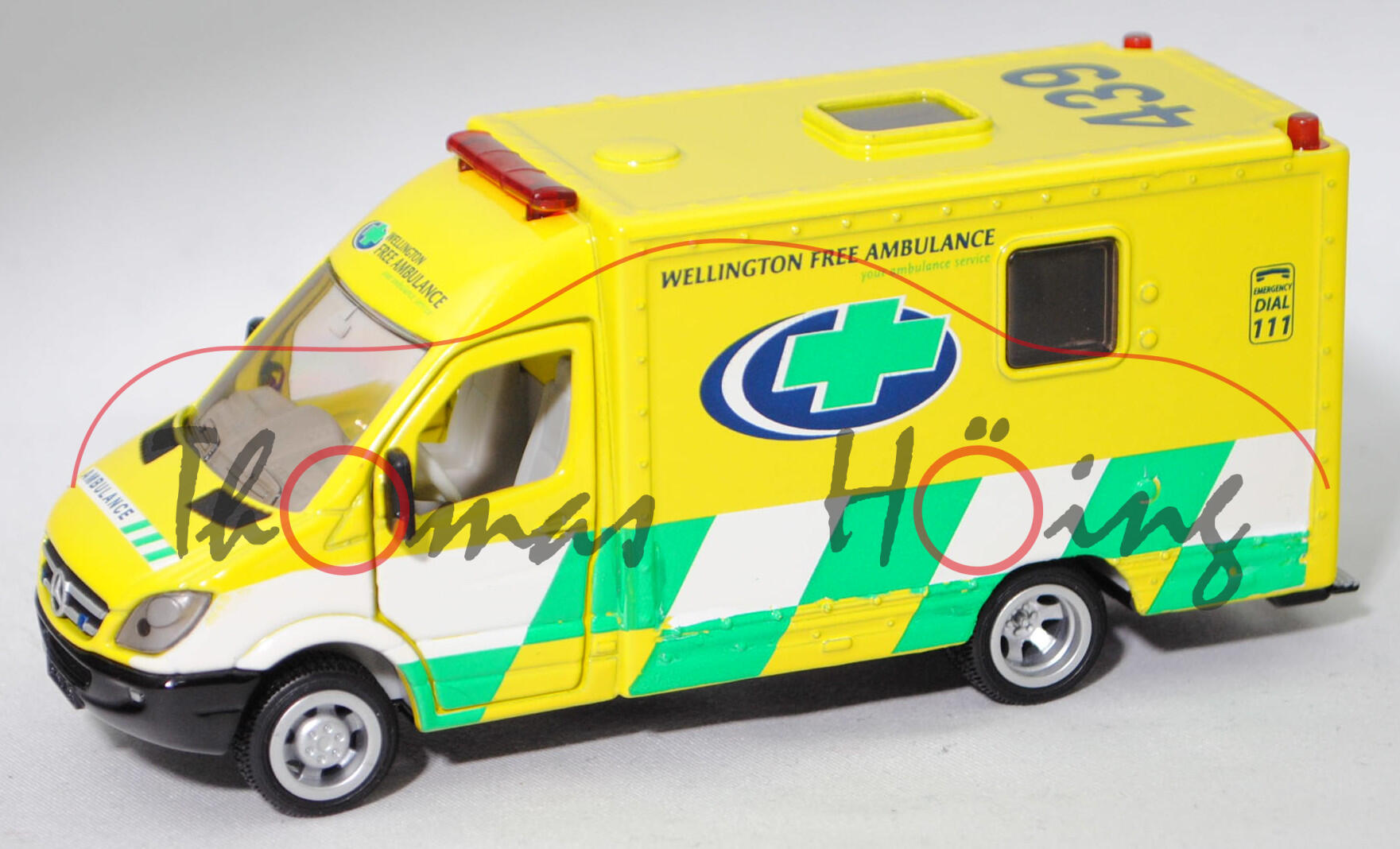 80402 NZ RTW MB Sprinter II (Mod. 06-09) mit Kofferaufbau, gelb, WELLINGTON FREE AMBULANCE, L17mK