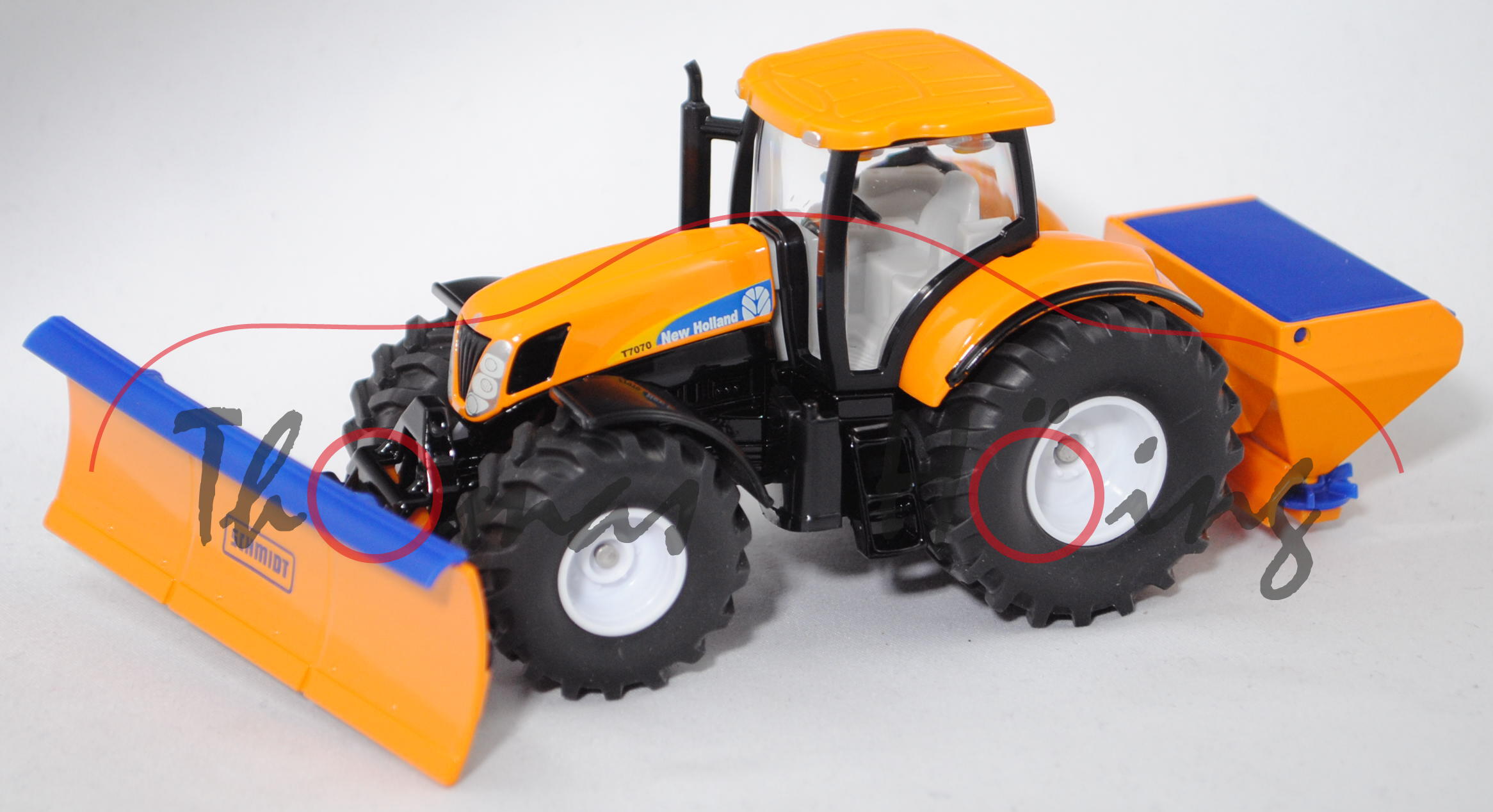 00002 New Holland T7070 (Mod. 09-11) mit Schneepflug und Streumaschine, orange, Streuer ohne Druck