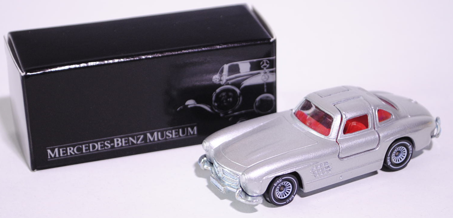 Mercedes 300 SL (Baureihe W 198), Modell 1954-1957, silbergraumetallic, innen rot, Lenkrad rot, B4, 