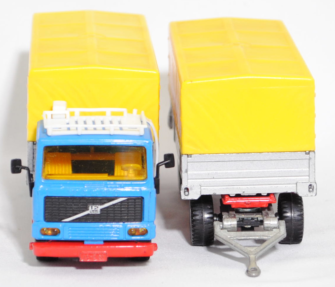 00004 Volvo F12 Turbo 6 (Modell 1977-1983) LKW mit Anhänger, himmelblau/rot/silber, ohne Rahmen im Kühlergrill, Dachgepäckträger weiß, zinkgelbe Plane, LKW10, SIKU, 1:55, m-