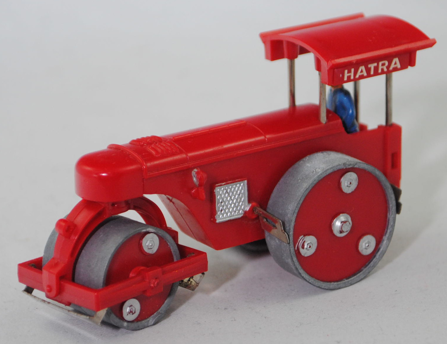 00401 KEMMNA Dreiradwalze Typ Gigant 10 (Modell 1950-1963) (Straßenwalze), hell-rubinrot, HATRA, Siku, 1:62 (Metall-Zughaken vorne weg)