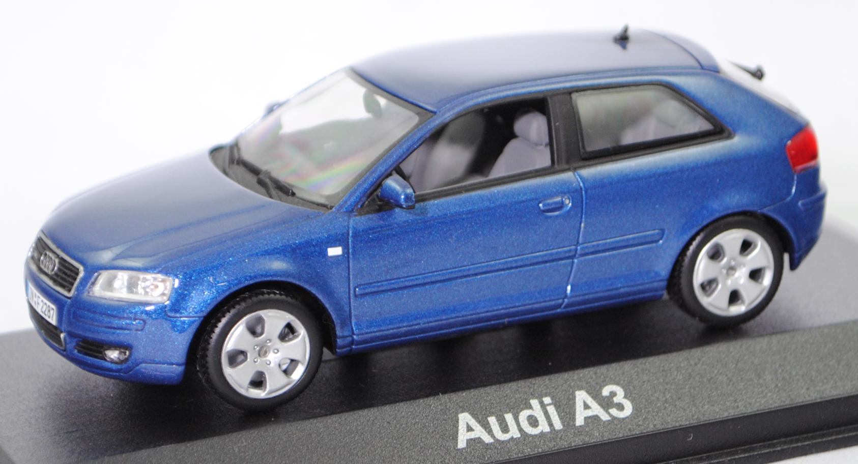 Audi A3 Ambition 3.2 quattro 3-türig (2. Generation, Typ 8P, Vorfacelift, Modell 2003-2005), mauritiusblau perleffekt (2Y, Farbcode LZ5C), Minichamps, 1:43, Werbeschachtel