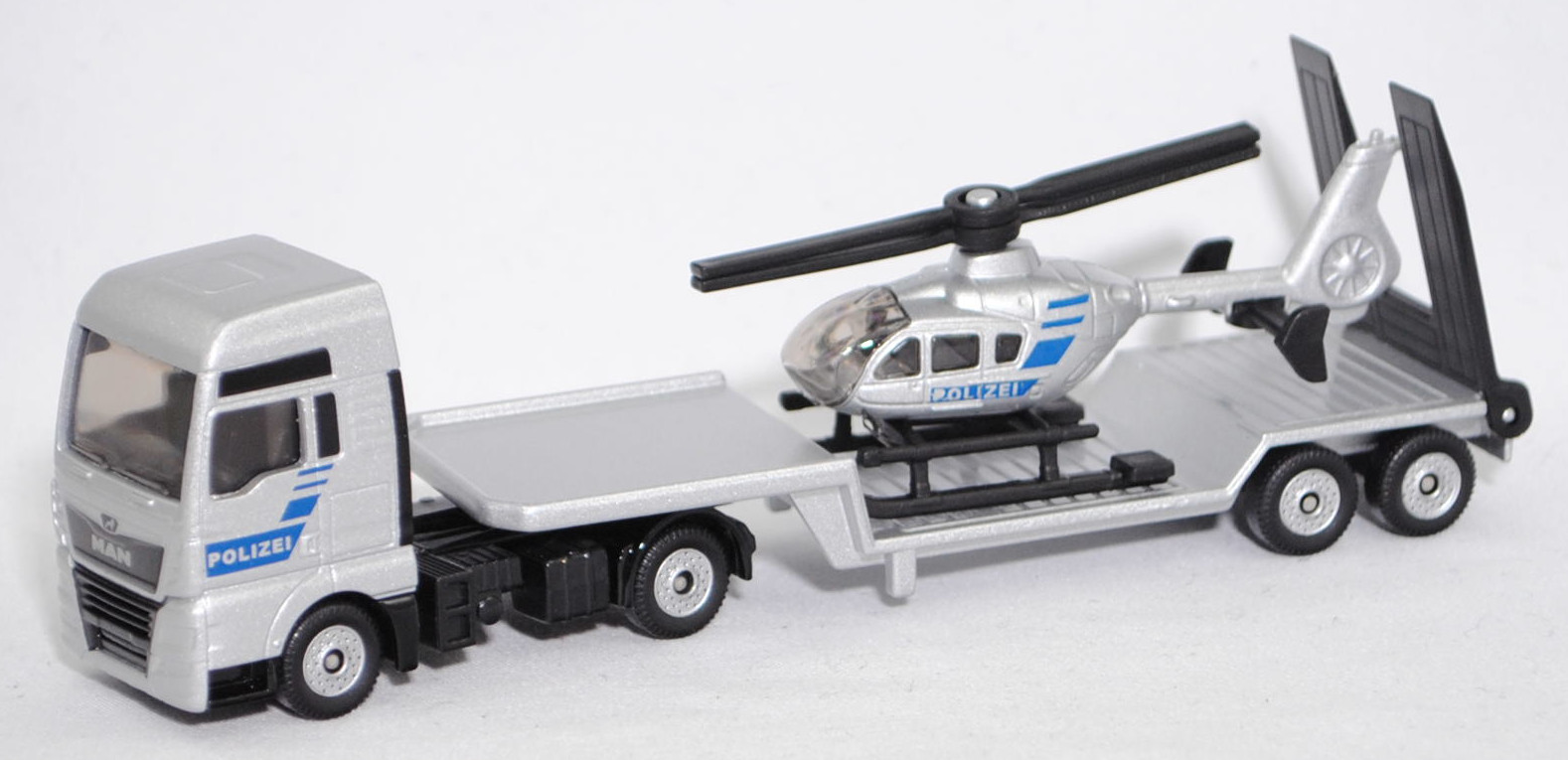 00000 MAN TGX 18.580 D38 XXL (Modell 2017-2019) mit Sattelauflieger und Polizei-Hubschrauber Eurocopter EC 135 T1 (Modell 1996-2002), silber, POLIZEI, SIKU SUPER 1:87, L17mpK