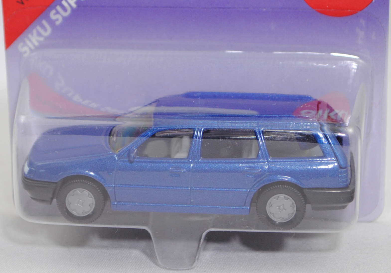 00001 VW Passat Variant VR6 Exclusiv (4. Generation, B4, Werkscode 35i / Typ 3A5, Modell 1993-1997), dunkel-violettblaumetallic (windsorblau metallic), SIKU SUPER, 1:55, P26