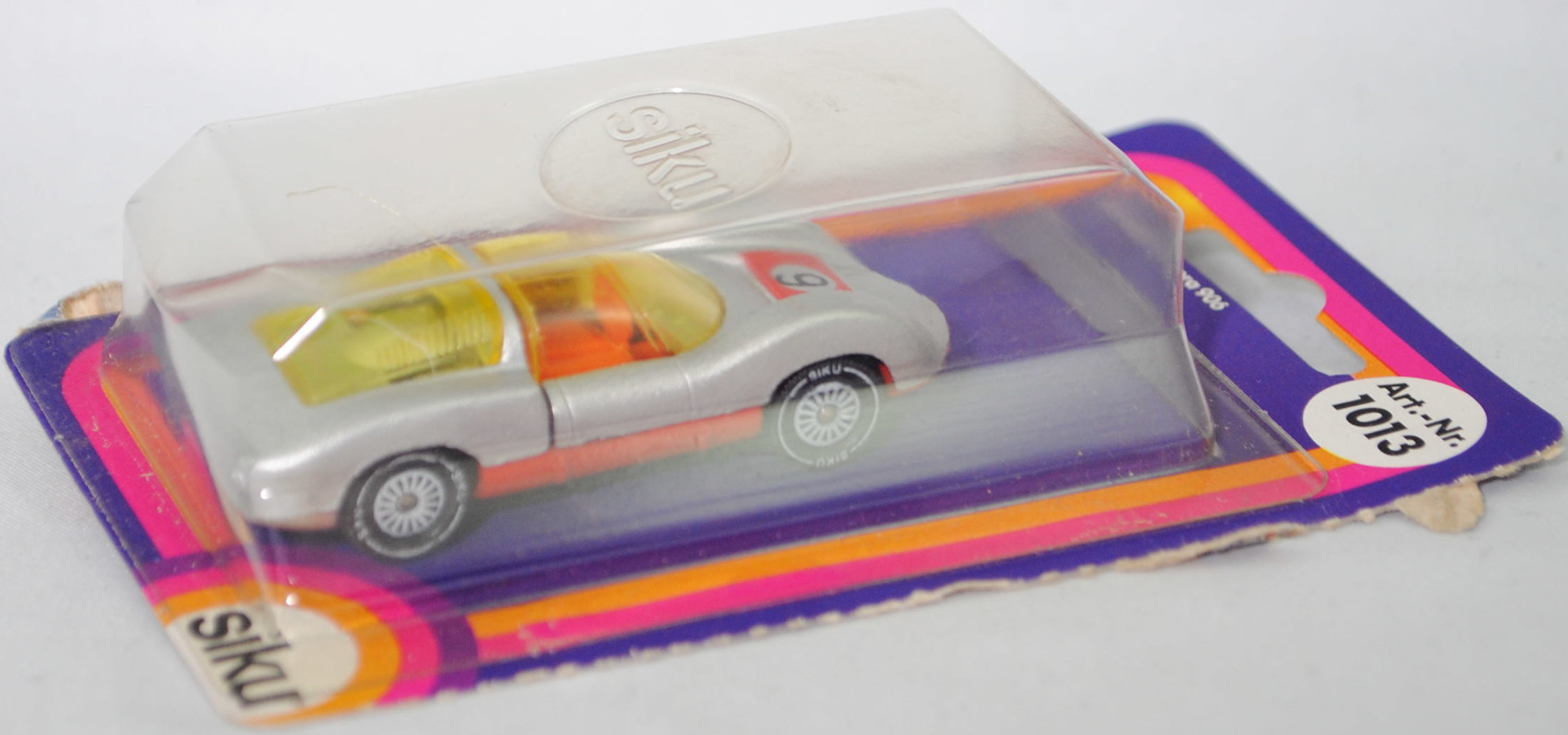 00006 Porsche 906 Carrera 6 (Typ Standard Coupé, Modell 1966-1966), silbergraumetallic/verkehrsrot, Nr. 6, Bpr. V 285 / 1013, W-Germ, Verglasung gelb, R11, SIKU SUPER, 1:59, P17 (Farbe) m-