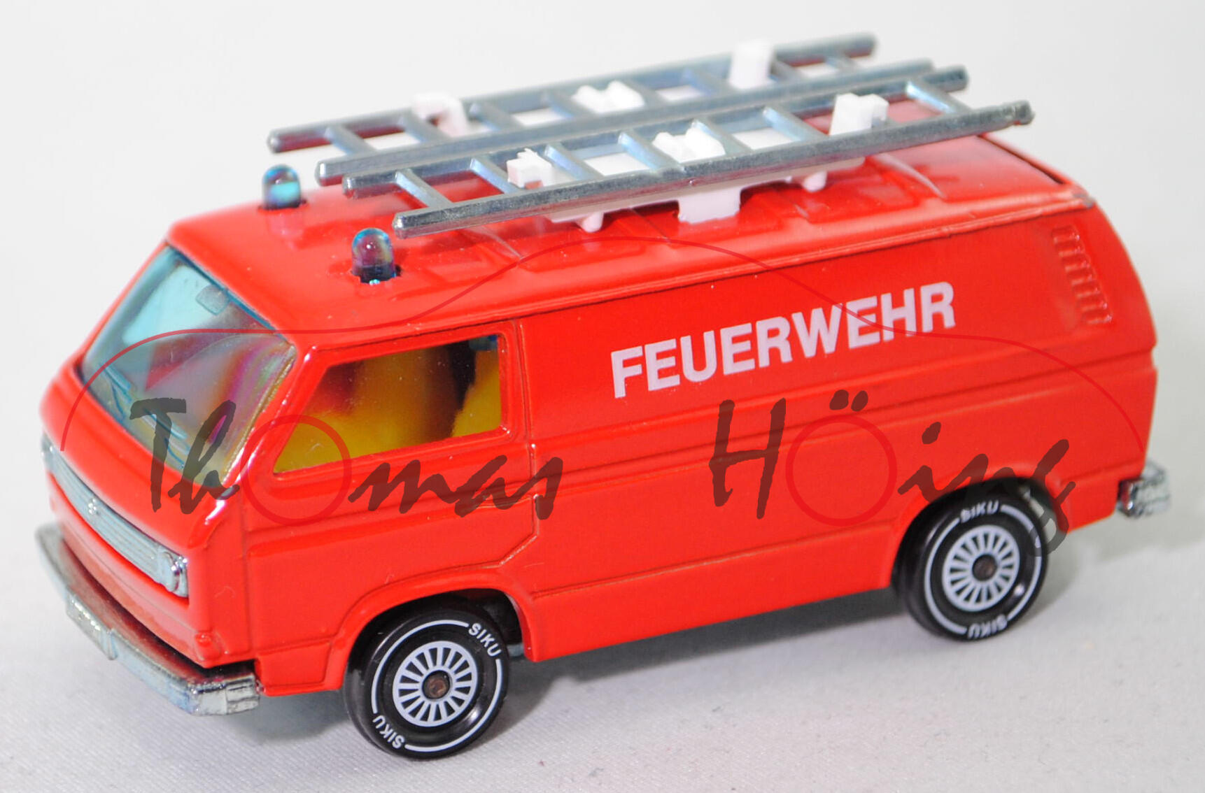 00005 VW Transporter Kastenwagen 2,0 Liter (T3, Mod. 79-82) Feuerwehr-Gerätewagen, rot, FEUERWEHR, Dachträger mit Erhöhung, ohne CE-Zeichen, SIKU, 1:60, m-