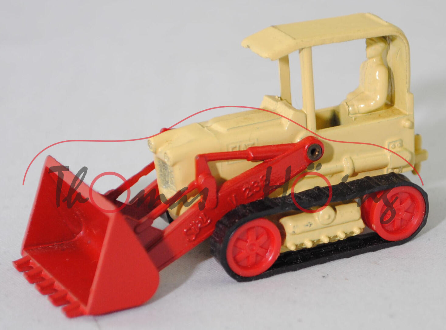 00006 FIAT Kettenschlepper 40 CA (Modell 1960-1964) mit Schaeff-Duo-Lader Typ 440, Karosserie blassgelb, Front- und Überkopf-Ladegerät hell-signalrot, SIKU, 1:56, m-