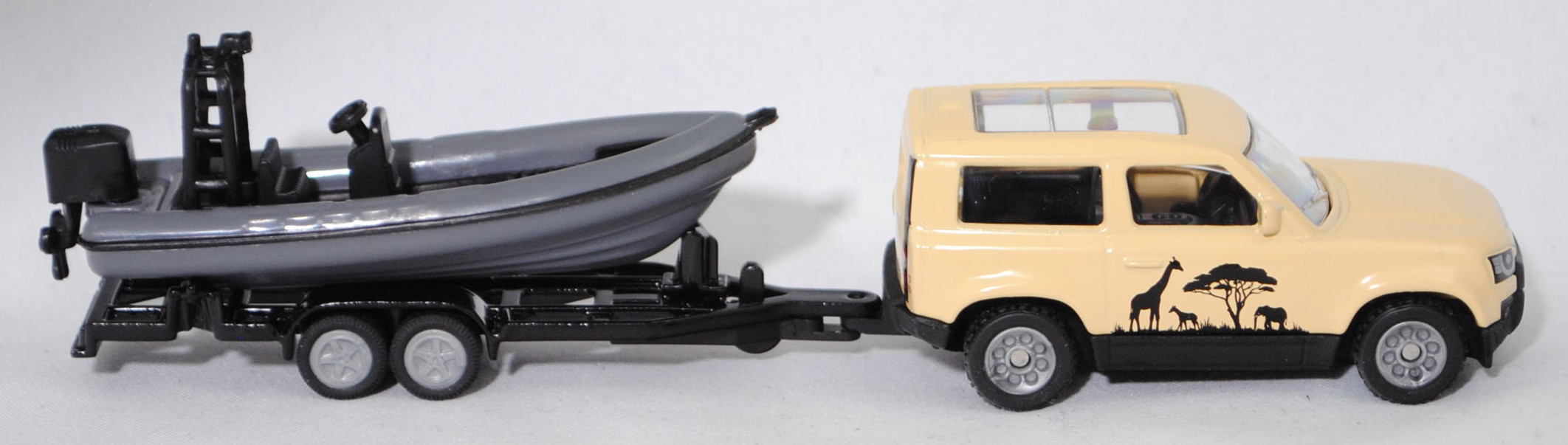 00000 Land Rover Defender 90 S P400 AWD (L663, Vorfacelift, Modell 2020-2025) Safari mit Anhänger und Mehrzweckboot MZB 72/AB, hell-sandgelb/schwarz, Boot grau, SIKU SUPER, P29f