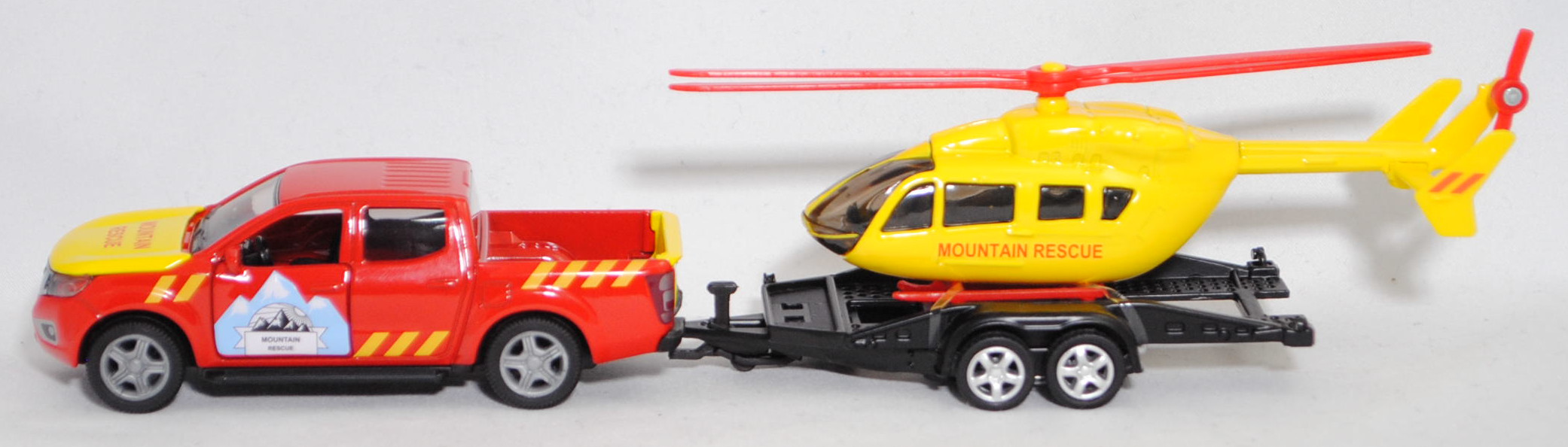 00000 NISSAN NAVARA Double Cab 4x4 (Modell 2014-2020) mit Autotransporter und Eurocopter EC 145 (Modell 2002-2014), rot/gelb, MOUNTAIN / RESCUE, SIKU SUPER 1:50, L17mpK