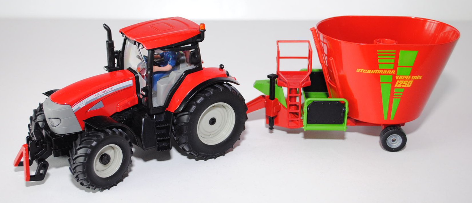 McCormick Traktor TTX 210 XtraSpeed mit Futtermischwagen, rot/silbergrau/schwarz und verkehrsrot/gel