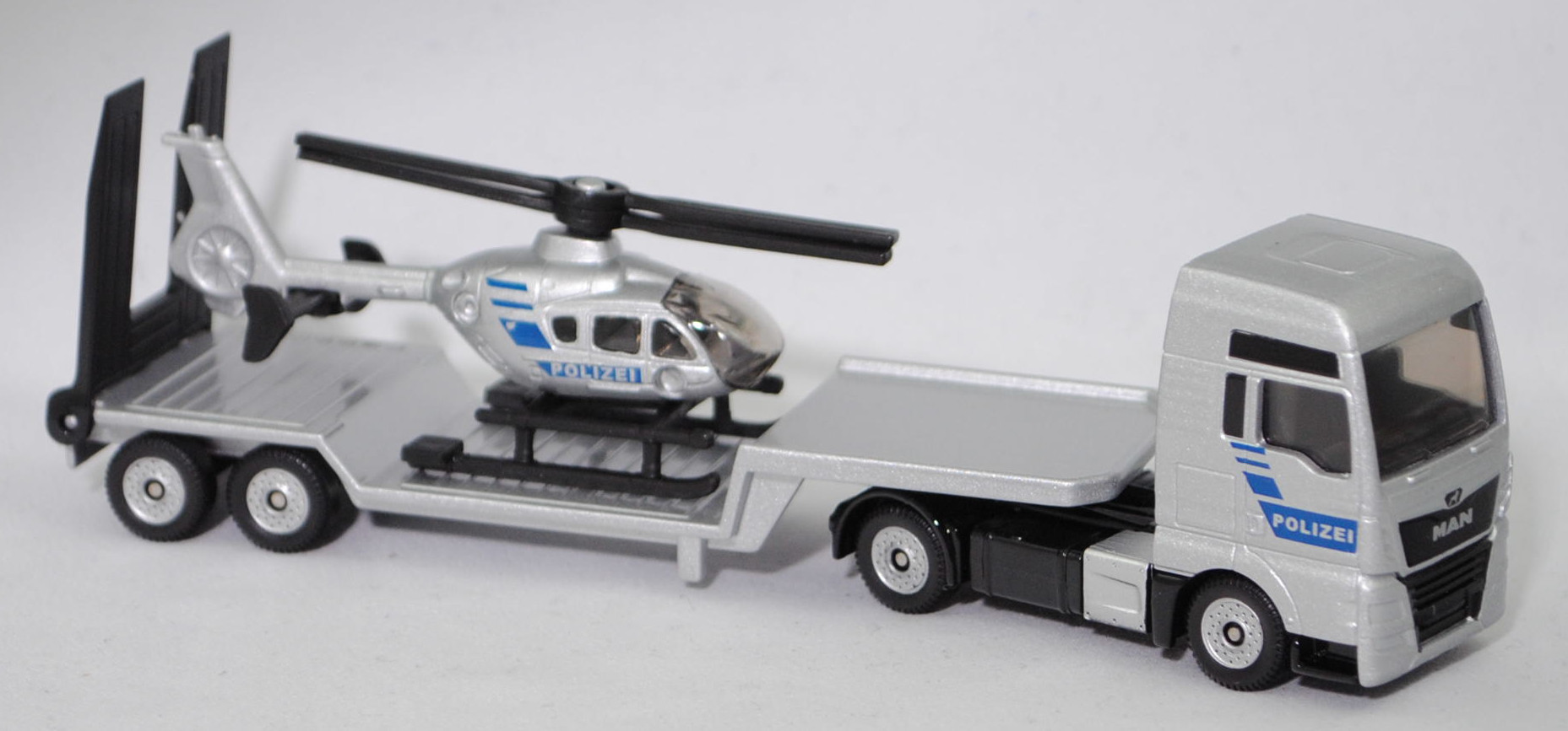 00000 MAN TGX 18.580 D38 XXL (Modell 2017-2019) mit Sattelauflieger und Polizei-Hubschrauber Eurocopter EC 135 T1 (Modell 1996-2002), silber, POLIZEI, SIKU SUPER 1:87, L17mpK