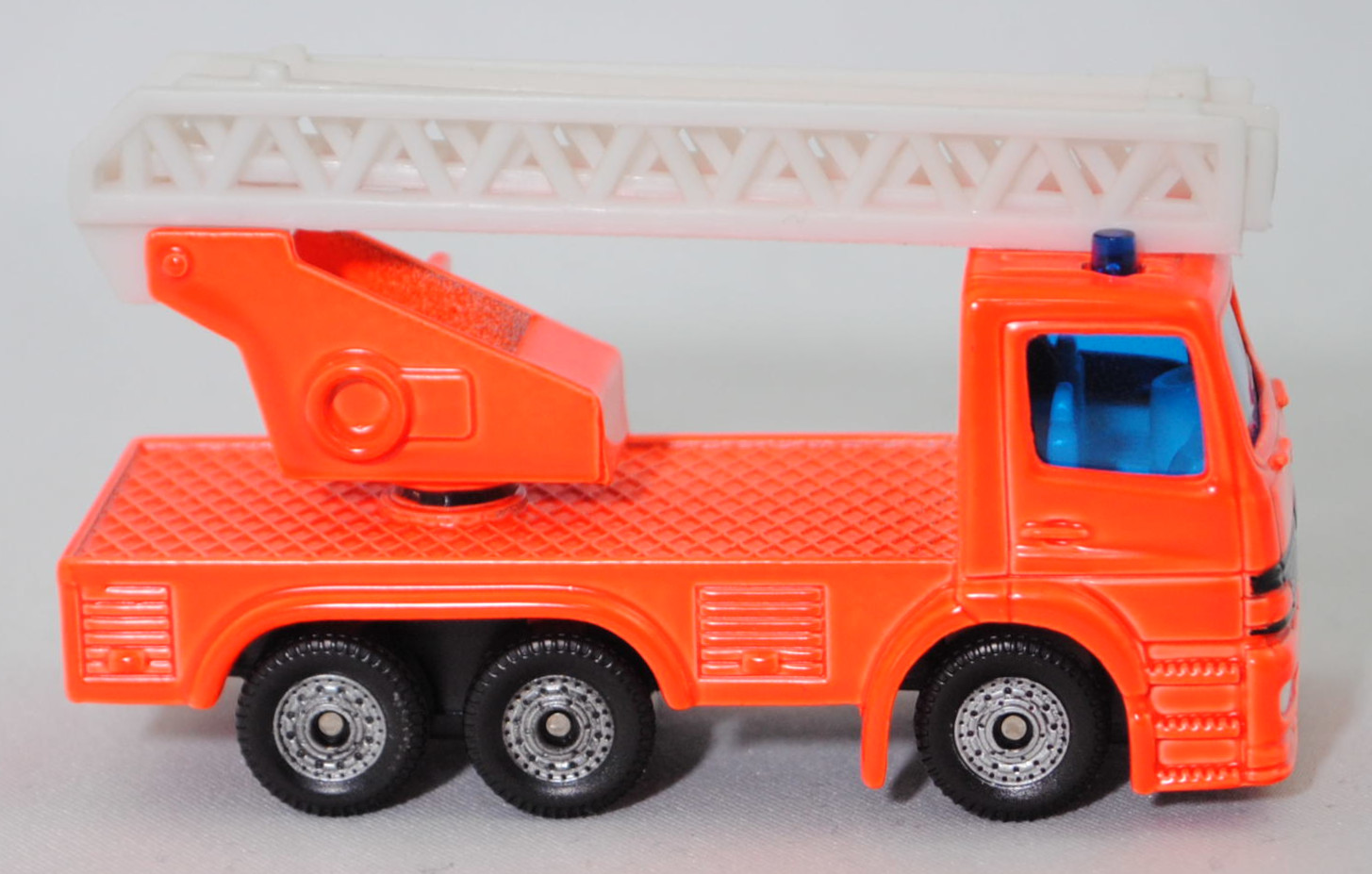 00008 Metz Hubrettungsfahrzeug DL 23-12 S auf Fahrgestell Mercedes-Benz Atego (Modell 1998-2004) (Feuerwehr-Drehleiter), leuchtorange, Bpr. 1015 / 1019, C36, SIKU SUPER, 1:80, m