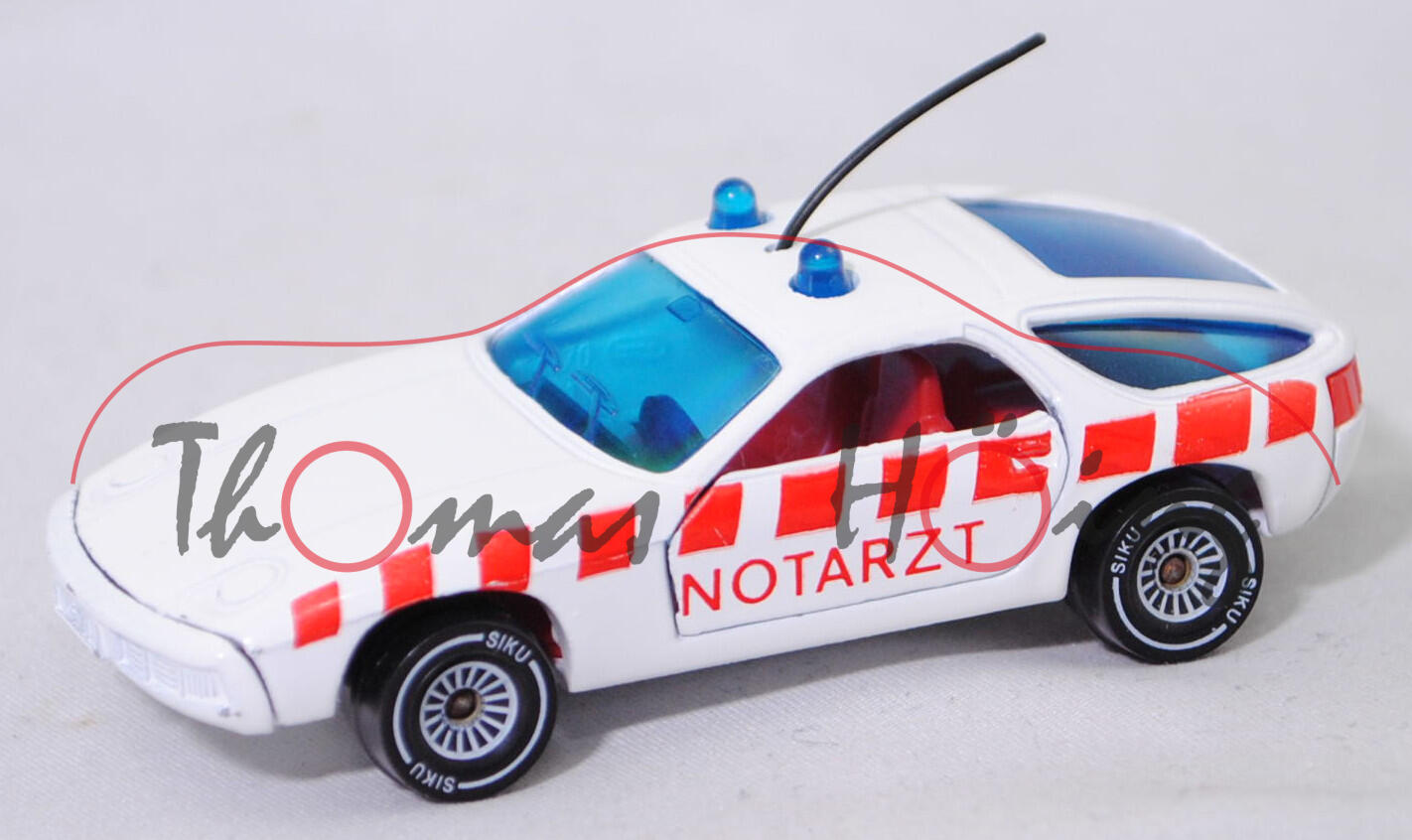 00003 Porsche 928 (Modell 1977-1979) Notarztwagen, reinweiß, NOTARZT, Bpr. 1037 bündig, mit CE-Zeichen, SIKU, 1:56