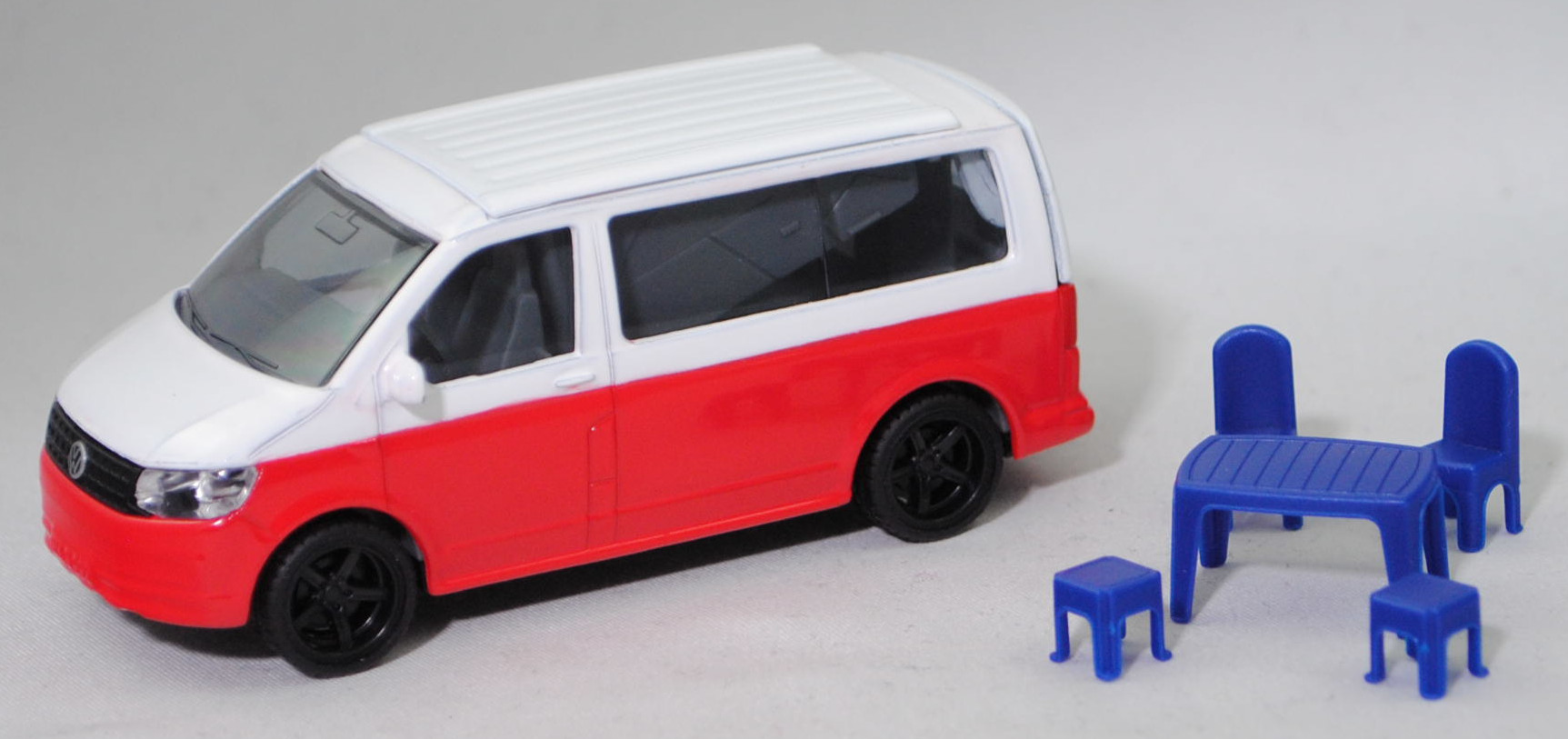 00001 VW T6 California (6. Gen., Typ SG, 2. Facelift 2015, Mod. 15-19), weiß/rot, Außenspiegel Metall, SIKU, 1:50, L17mpK