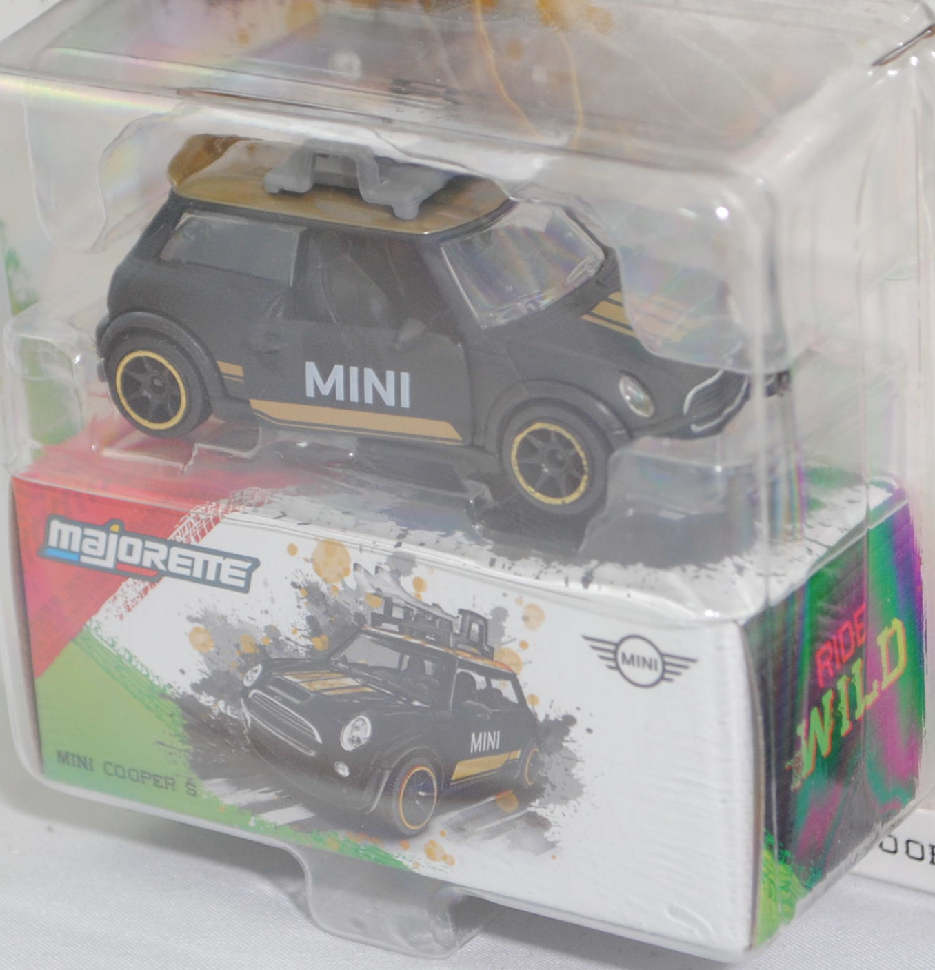 MINI Cooper S (1. Generation, R53, Vorfacelift, Modell 2002-2004) mit Dachgepäckträger und Ladegut (Nr. 265D), mattschwarz/gold, majorette, 1:55, Blister (MINI ICONS DELUXE CARS)