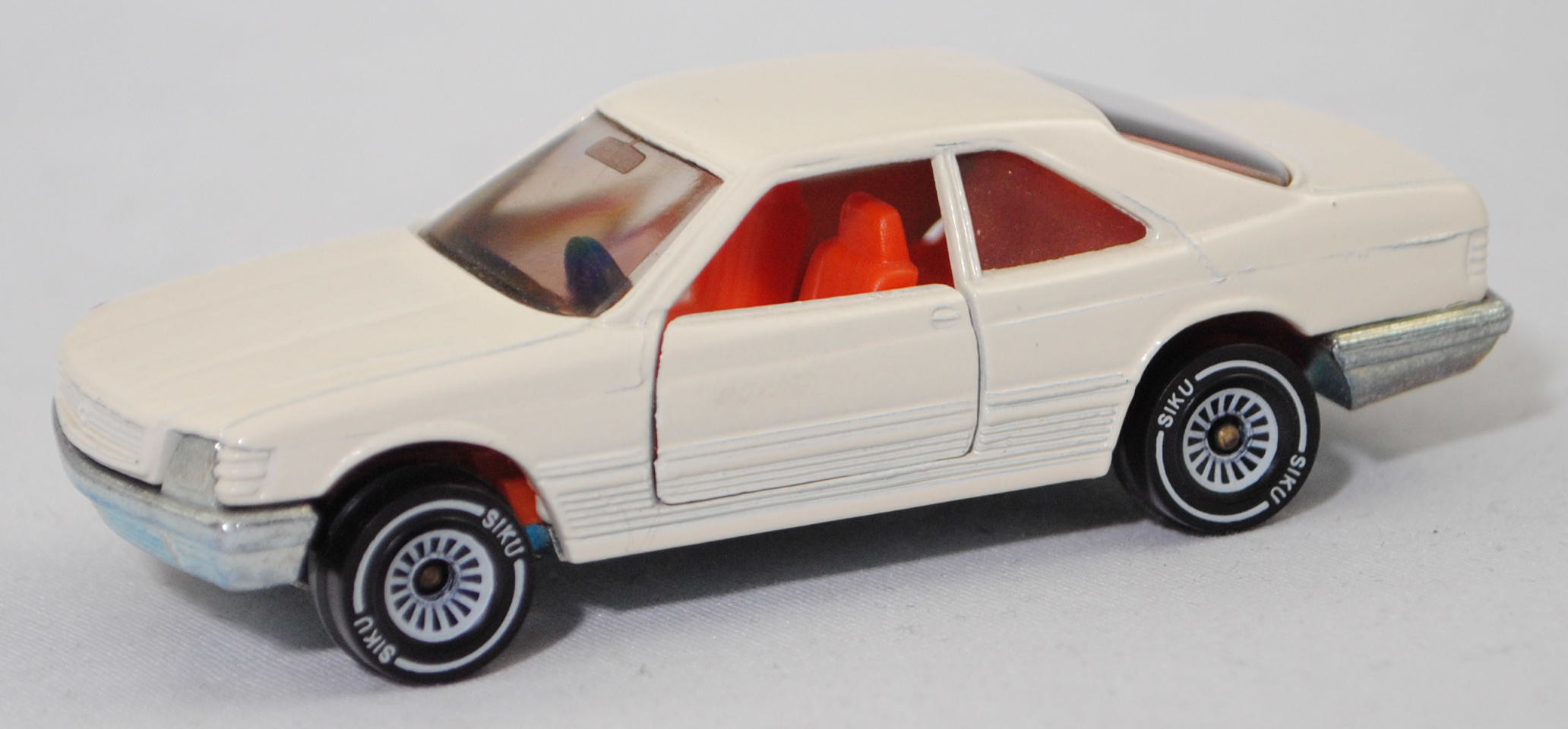 00001 Mercedes-Benz 500 SEC (2. Generation S-Klasse, interne Baureihenbezeichnung C 126, Vor-MoPf, Modell 1981-1985), cremeweiß, SIKU SUPER, 1:60, m