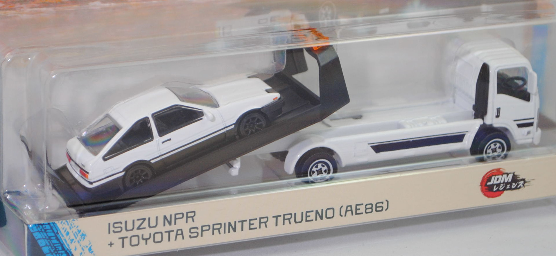 ISUZU NPR75 4x2 (Modell 2016-2023) Abschleppwagen mit Toyota Sprinter Trueno GT APEX (AE86, Modell 1983-1985), reinweiß, majorette, Blister (JDM Legends Car Transporter)