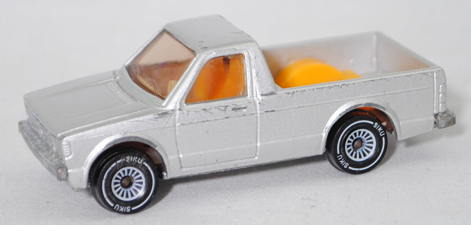 00001 VW Pickup Truck LX (vgl. VW Caddy I) (14D, Typ 147, Mod. 81-83) mit Kastenaufbau, silber, VOLKSWAGEN in signalrot auf Heckklappe, ohne Loch in der Bpl., SIKU, 1:58, m-