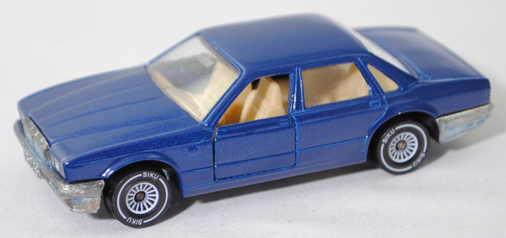 00001 Jaguar Sovereign 3.6 (Baureihe XJ40, Mod. 1986-1989), saphirblau, innen hell-beige, SIKU, 1:58