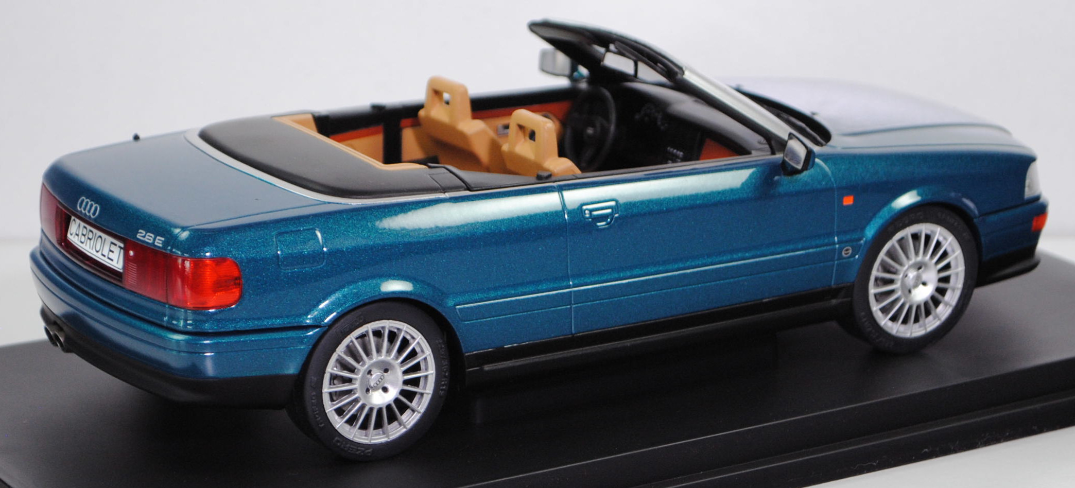 Audi Cabriolet 2.6 E (1. Generation, Typ 8G, VFL = Vorfacelift, Modell 1993-1997), gomera perleffekt (LZ6P), MODELCAR GROUP, 1:18, mb (Limited)