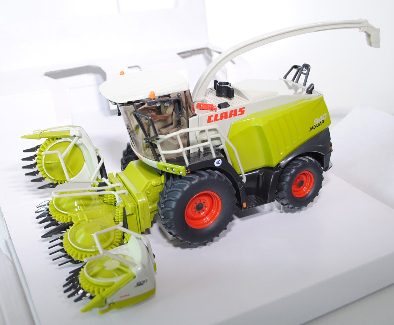 Claas 940 Jaguar, claasgrün/dunkel-kieselgrau/braunoliv, Fahrer mit grauem Overal und Claas-Druck, W