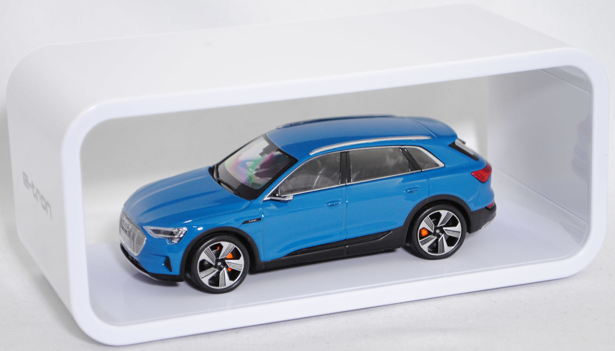 Audi e-tron advanced 55 quattro (1. Gen., GE, Modell 2018-2019), antiguablau metallic (Farbcode LV5S), Minimax, 1:43, Werbeschachtel (Limited, Modell im Schaukasten)