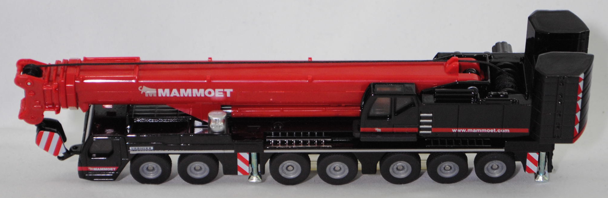 00300 NL LIEBHERR LTM 1400-7.1 Mobilkran (1. Generation, Modell 2005-2022), karminrot/schwarz, MAMMOET / www.mammoet.com, SIKU SUPER, 1:87, Werbeschachtel