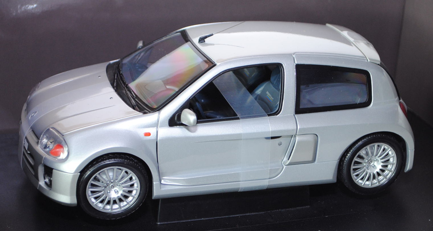 Renault Clio Sport V6 3.0 24V (Typ B), Modell 2001-2003, silber, Motorhaube + Kofferraum + Türen zu 