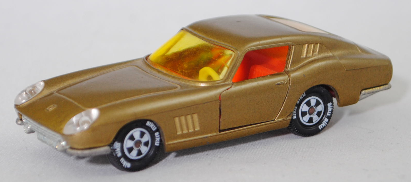 00002 Ferrari Berlinetta 275 GTB (Tipo 563, 2. Serie, Long Nose / Lange Nase, Modell 1965-1966), goldmetallic, transparente Frontscheinwerfer, Bpr. V 269, Germ, R10 reinweiß, SIKU SUPER, 1:56, m