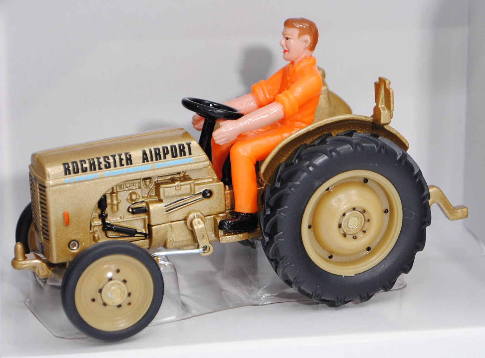 00602 GB Ferguson TE 20 Airport Tractor, Modell 1946-1948, gold, Fahrer mit orangem Overal, Felgen g