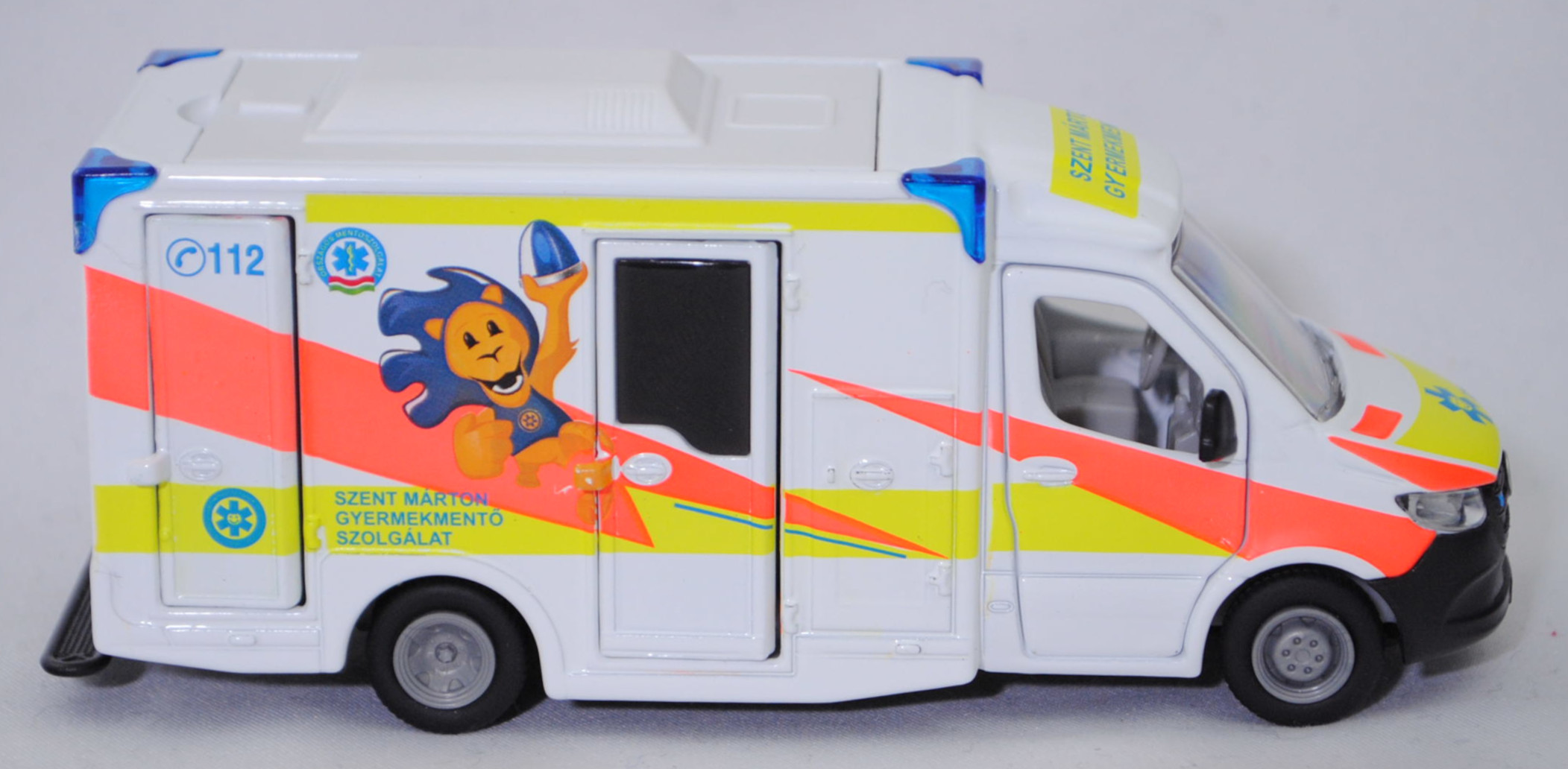 06400 HU MIESEN Rettungswagen auf Mercedes-Benz Sprinter III (Modell 2018-2021) Fahrgestell, weiß, SZENT MÁRTON / GYERMEKMENTÖ / SZOLGÁLAT, SIKU SUPER 1:50, L17mpK