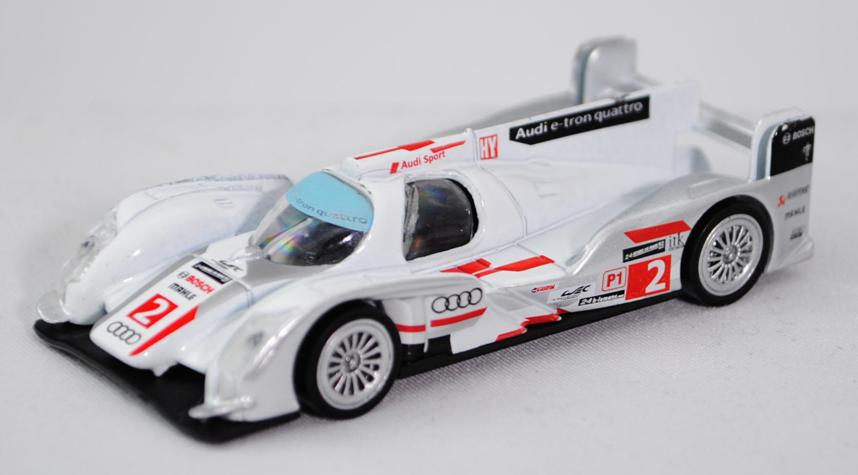 Audi R18 e-tron quattro LMP1, reinweiß/weißaluminiummetallic, Fahrer: Tom Kristensen / Allan McNish 