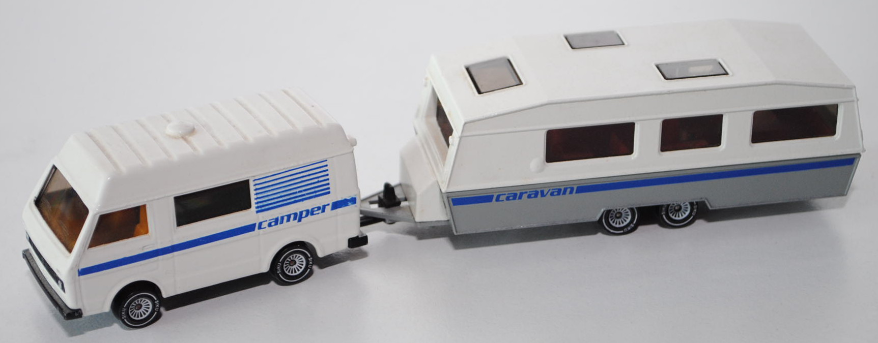 00006 VW LT 28 Camper mit Hochdach (Modell 1975-1986) und Caravan, cremeweiß/hell-mausgrau, Camper /