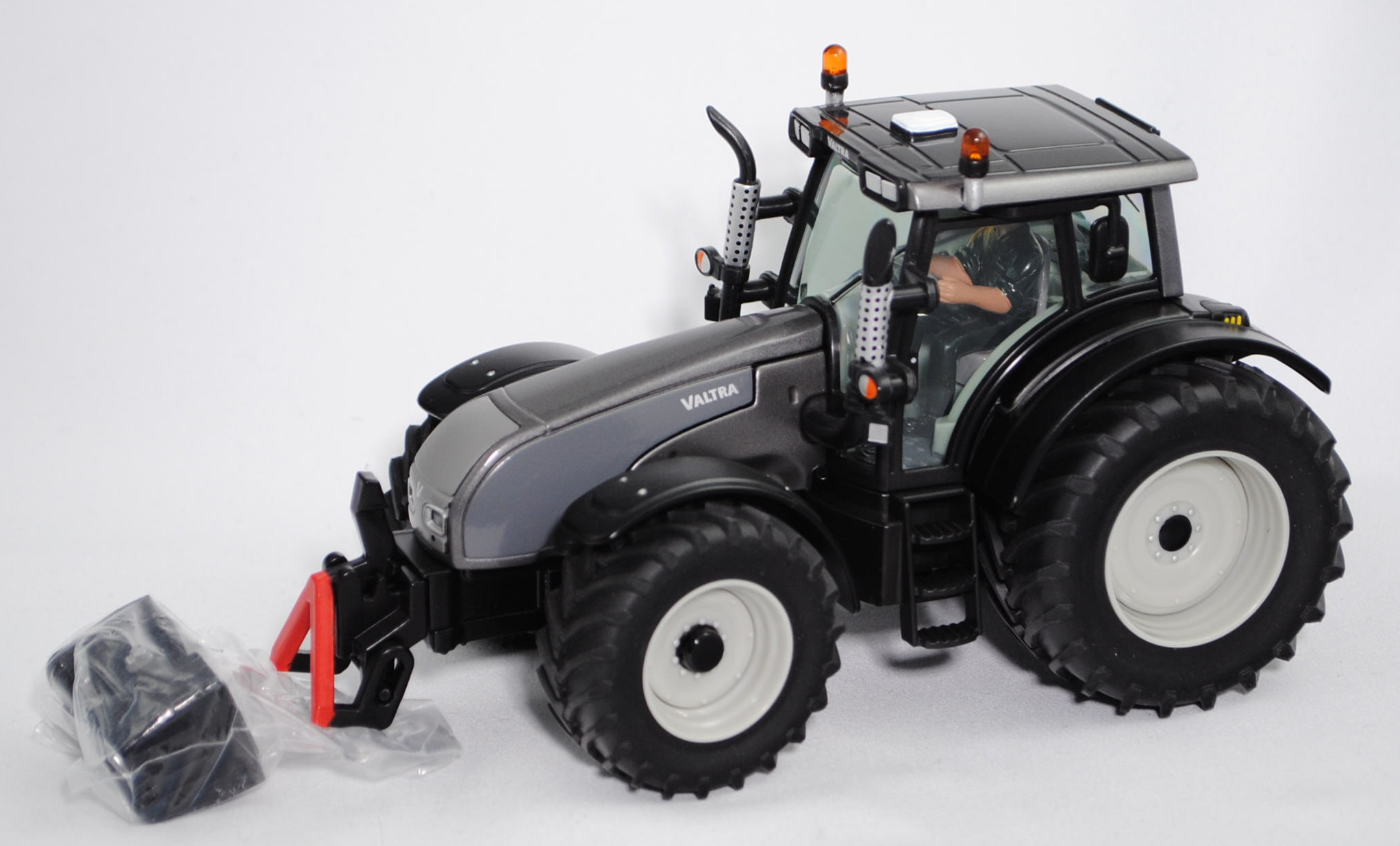 Valtra T161 Traktor (Modell 2007-2011), dunkel-staubgraumetallic, Felgen achatgrau, Fahrer mit schwa