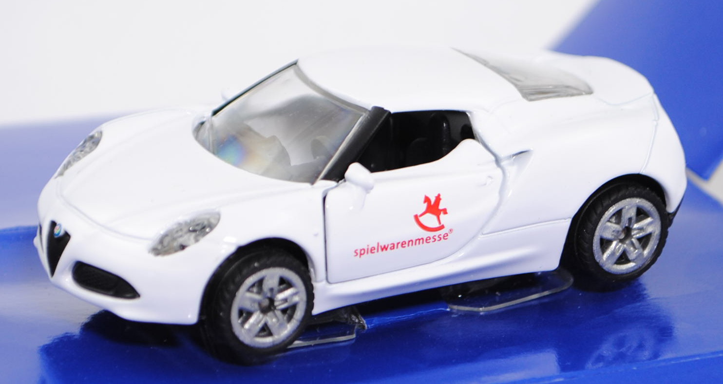 00401 Alfa Romeo 4C (Modell 2013-), reinweiß, innen schwarzgrau, Lenkrad schwarzgrau, spielwarenmess