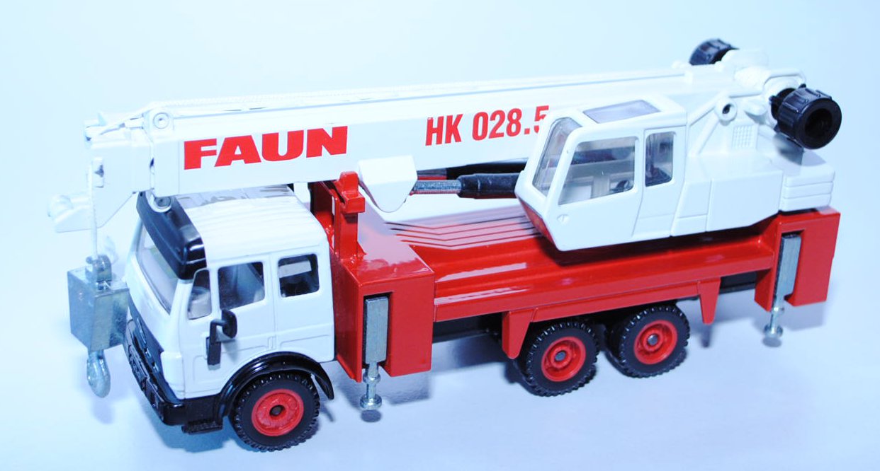 Mercedes SK Faun Teleskop-Autokran, reinweiß/schwarz/verkehrsrot, FAUN HK 028.5, Chassis schwarz