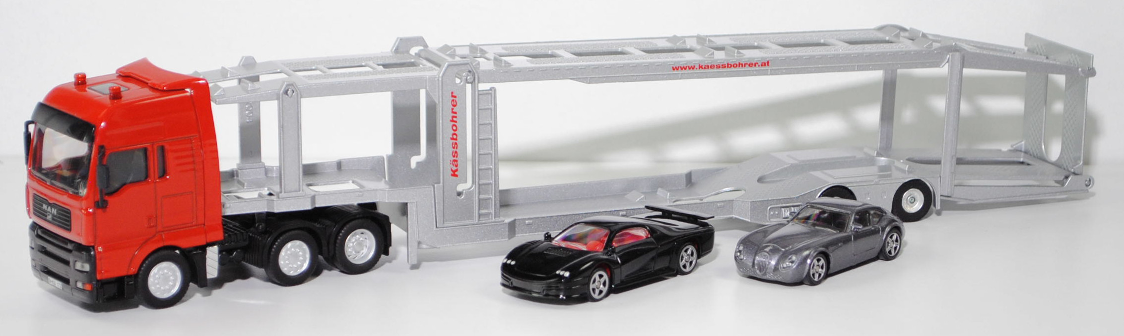 00000 MAN TGA 26.480 XXL mit Kässbohrer Autotransporter ruslan® SP-R 10-18, rot/schwarz/silber; Ladegut: SIKU STORM und Wiesmann GT MF4, SIKU SUPER 1:50, m